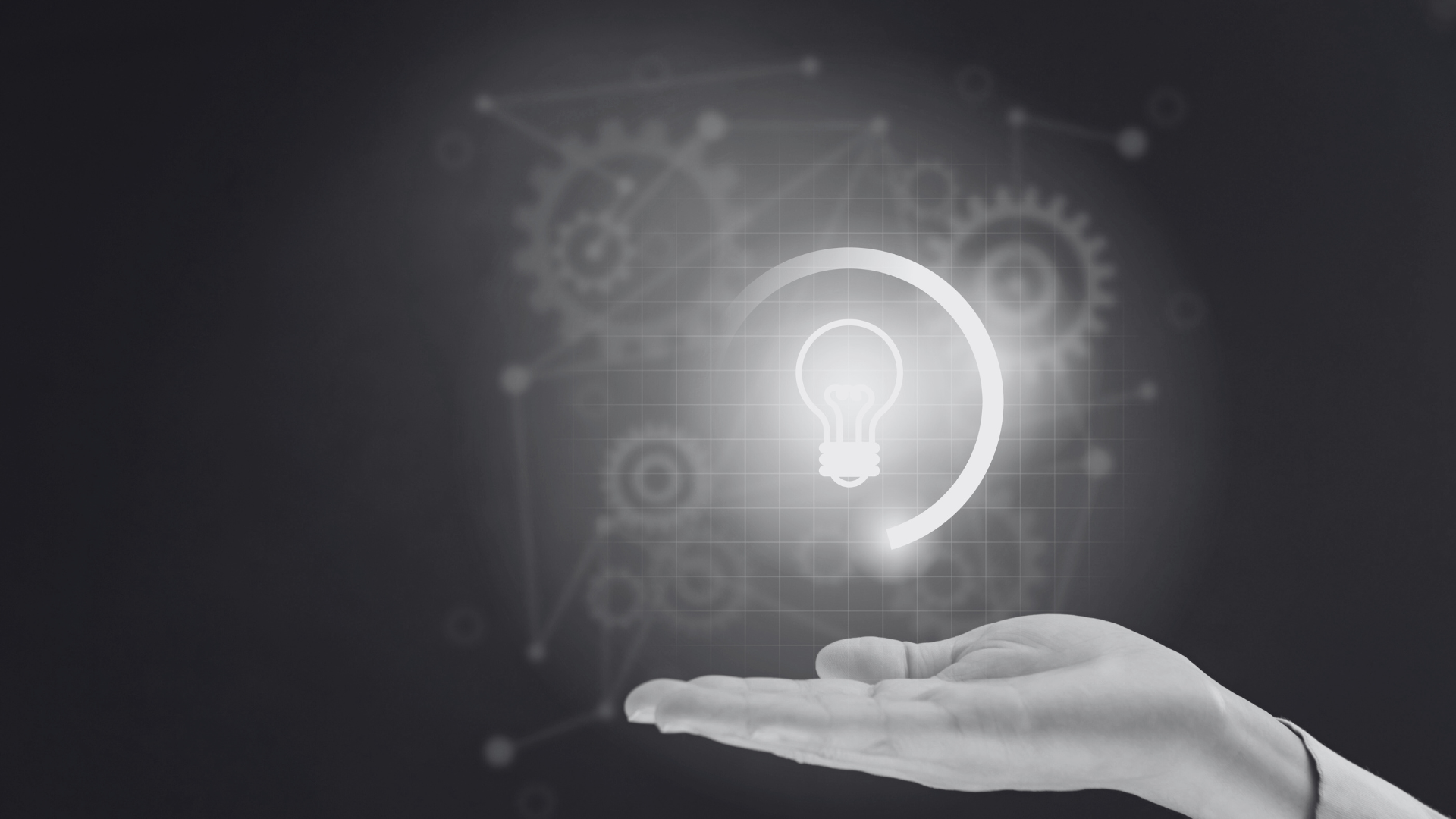 Main sous une ampoule qui représente notre offre innovatrice