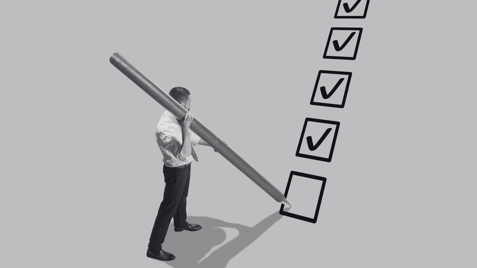 Homme tenant un crayon géant et qui ajoute un crochet à plusieurs case représentant les accomplissements